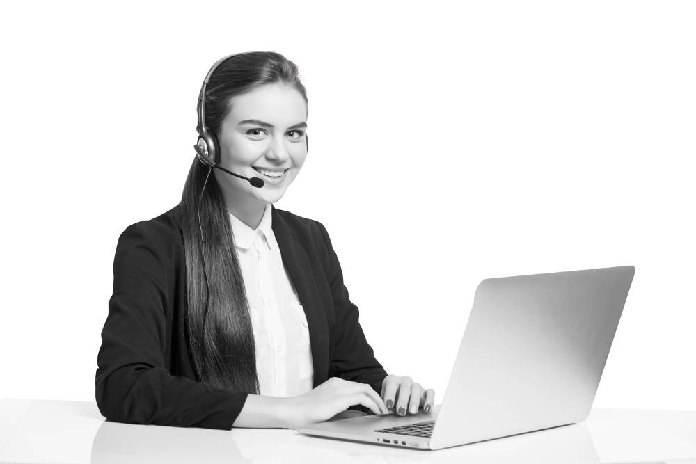 Mujer trabajando en un call center.