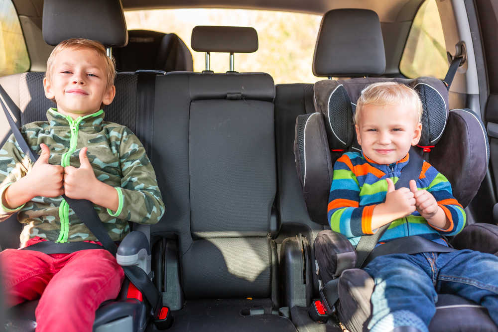 Niños en un van.